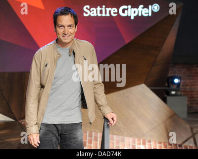 Der Kabarettist Dieter Nuhr stellt während der Proben der Fernsehsendung "Satire wurde" ("Satire Gipfel") in Berlin, Deutschland, 9. Oktober 2011. Die politische Satire-Programm wird von der öffentlichen Broadcatser ARD einmal im Monat ausgestrahlt. Foto: Britta Pedersen Stockfoto