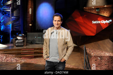Der Kabarettist Dieter Nuhr stellt während der Proben der Fernsehsendung "Satire wurde" ("Satire Gipfel") in Berlin, Deutschland, 9. Oktober 2011. Die politische Satire-Programm wird von der öffentlichen Broadcatser ARD einmal im Monat ausgestrahlt. Foto: Britta Pedersen Stockfoto