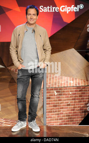 Der Kabarettist Dieter Nuhr stellt während der Proben der Fernsehsendung "Satire wurde" ("Satire Gipfel") in Berlin, Deutschland, 9. Oktober 2011. Die politische Satire-Programm wird von der öffentlichen Broadcatser ARD einmal im Monat ausgestrahlt. Foto: Britta Pedersen Stockfoto