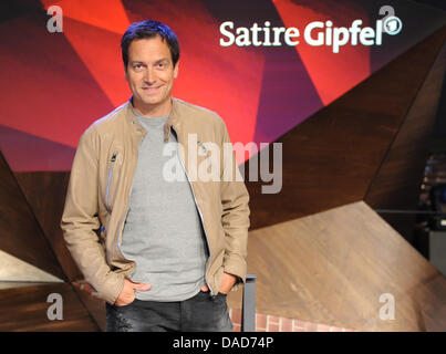 Der Kabarettist Dieter Nuhr stellt während der Proben der Fernsehsendung "Satire wurde" ("Satire Gipfel") in Berlin, Deutschland, 9. Oktober 2011. Die politische Satire-Programm wird von der öffentlichen Broadcatser ARD einmal im Monat ausgestrahlt. Foto: Britta Pedersen Stockfoto