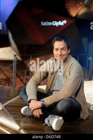 Der Kabarettist Dieter Nuhr stellt während der Proben der Fernsehsendung "Satire wurde" ("Satire Gipfel") in Berlin, Deutschland, 9. Oktober 2011. Die politische Satire-Programm wird von der öffentlichen Broadcatser ARD einmal im Monat ausgestrahlt. Foto: Britta Pedersen Stockfoto