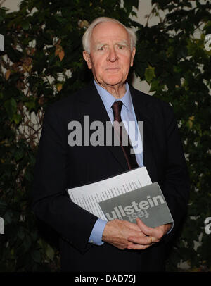 Der britische Autor John le Carre kommt für das Sommerfest des Verlages Ullstein Buchverlage in Berlin, Deutschland, 9. Oktober 2011. Das Sommerfestival findet anlässlich des 100. Geburtstags des Verlags. Foto: Jörg CARSTENSEN Stockfoto