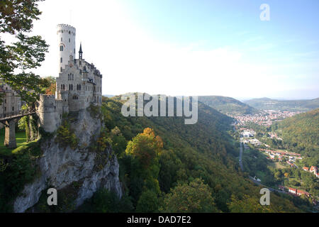 Schloss Lichtenstein steht hoch auf einem Felsen über dem Tal in der Nähe von Lichtenstein Honau, Deutschland, 27. September 2011.   Foto: Tobias Kleinschmidt Stockfoto