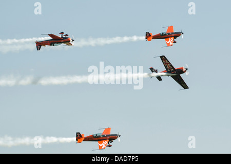 Die klingen aerobatic Anzeige Mannschaft ausführen einige Präzision fliegen in ihrer Extra 300 Flugzeugen in Waddington Stockfoto