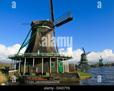 Alte historische Windmühlen am Ufer des Flusses Zaan Stockfoto