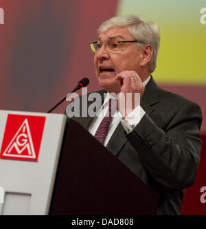 Vorsitzender der Föderation der deutschen Gewerkschaften DGB, Michael Sommer, spricht bei der EU-Konferenz der IG Metall in Karlsruhe, Deutschland, 11. Oktober 2011. Fast 600 Teilnehmer sowie viele Gäste besuchen die Konferenz, die nur alle vier Jahre stattfindet. Foto: UWE ANSPACH Stockfoto