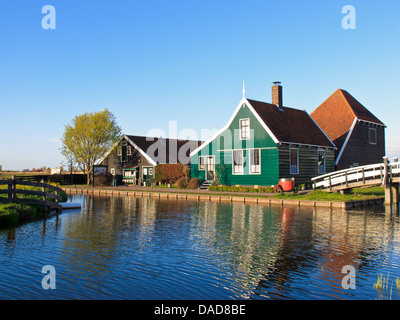 Traditionelle Zaan Häuser und Geschäfte in der Nähe eines Kanals in Zaanse Schans Dorf Stockfoto