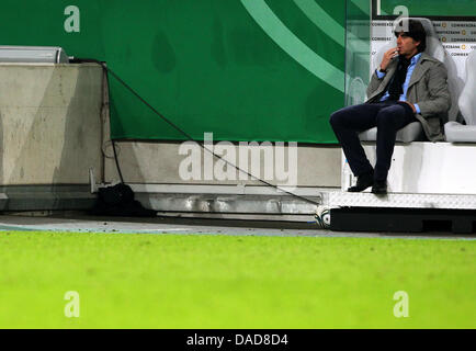 Deutschlands Trainer Joachim Löw reagiert während der Gruppe A EURO 2012-Qualifikationsspiel zwischen Deutschland und Belgien in der Esprit Arena in Düsseldorf, 11. Oktober 2011. Foto: Roland Weihrauch Dpa/lnw Stockfoto