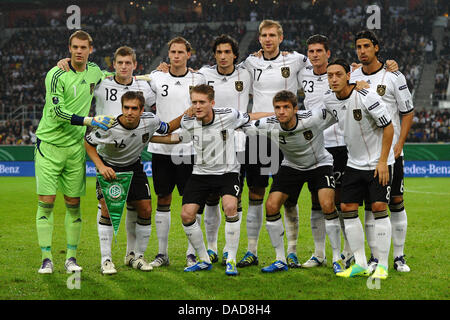 Deutschlands Team posiert für die Kamera in der Gruppe A EURO 2012 Qualifikation-match zwischen Deutschland und Belgien in der Esprit Arena in Düsseldorf, 11. Oktober 2011: (zurück zu rudern, L-R) Toni Kroos, Manuel Neuer, Mats Hummels, Benedikt Howedes Mario Gomez, Simon Rolfes; (vordere Reihe, L-R) Andre Schuerrle, Philipp Lahm, Thomas Müller, Mesut Özil Foto: Revierfoto Stockfoto