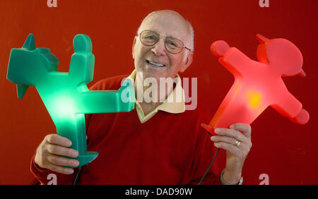 (DATEI) Eine Archivfoto vom 10. Mai 2007 zeigt Karl Peglau, Designer von zwei ostdeutschen Ampelmaennchen (kleine Ampelmännchen) mit einem grünen und roten Ampelmaenchen in den Händen in Berlin, Deutschland, 15. August 2011. Nach 50 Jahren erzählen Leute zu stoppen lassen, der Mann in das Signal nicht alt aussehen - im Gegenteil: die Helfer der Fußgänger mit Hut und eine Stupsnase ist Stockfoto