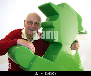 (DATEI) Eine Archivfoto vom 10. Mai 2007 zeigt Karl Peglau, Designer von zwei ostdeutschen Ampelmaennchen (kleine Ampelmännchen) stützte sich auf einen übergroßen grünen Ampelmaenchen in Berlin, Deutschland, 15. August 2011. Nach 50 Jahren erzählen Leute zu stoppen lassen, der Mann in das Signal nicht alt aussehen - im Gegenteil: die Helfer der Fußgänger mit Hut und eine Stupsnase ist mehr t Stockfoto