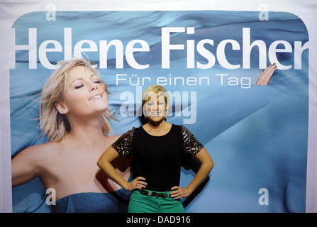 Deutsche Pop-Sängerin Helene Fischer posiert für die Presse in Hamburg, Deutschland, 12. Oktober 2011. Die Sängerin präsentiert ihr neues Album "Fuer Einen Tag" ("für einen Tag"). Foto: ANGELIKA WARMUTH Stockfoto