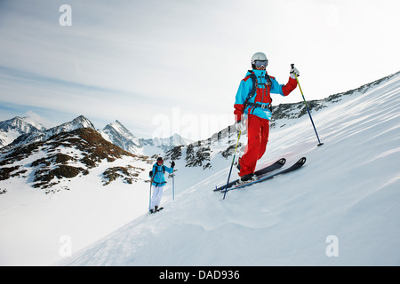 Skifahrer, die Aufwärtsbewegung, Kühtai, Österreich Stockfoto