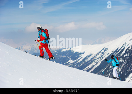 Skifahrer, die Aufwärtsbewegung, Kühtai, Österreich Stockfoto