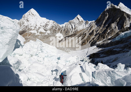 Kletterer im Khumbu-Eisbruch, Mount Everest, Solu Khumbu-Everest-Region, Sagarmatha Nationalpark, UNESCO Website, Nepal Stockfoto