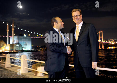 Bundesaußenminister Guido Westerwelle (FDP) Erfurts bin Donnerstag (13.10.2011) in Istanbul, Ägypten, Mit Dem Türkischen Europaminister Egemen Bagis (l) Zusammen. Im Hintergrund ist die Brücke Über Den Bosporus Zu Sehen. Westerwelle Traf Vorher Den Türkischen Ministerpräsidenten Und Seinen Türkischen Amtskollegen. Foto: Tim Brakemeier dpa Stockfoto