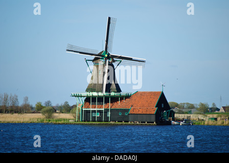 Farbe Mühle De Kat am Ufer des Flusses Zaan Stockfoto