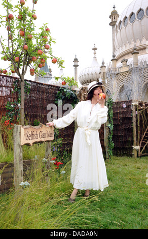 Junge Frau trägt retro Vintage Kleidung an die selbstsüchtigen Riesen-Labyrinth im Royal Pavilion Brighton UK Stockfoto