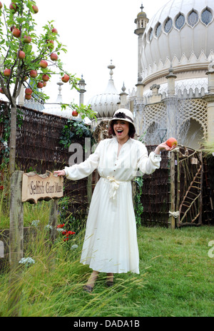 Junge Frau trägt retro Vintage Kleidung an die selbstsüchtigen Riesen-Labyrinth im Royal Pavilion Brighton UK Stockfoto