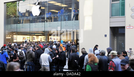 Apple-Kunden stehen Schlange für das neue iPhone 4 s in einem Apple Store in München, 14. Oktober 2011. Foto: FRANK LEONHARDT Stockfoto