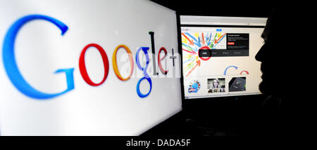 (DATEI - ILLUSTRATION) Archiv zur Veranschaulichung datiert 21. September 2011 zeigt die Silhouette eines Mannes vor einem Computerbildschirm mit der Login-Seite der Website des sozialen Netzwerks Google + auf der rechten Seite und das Logo von Google + auf der linken Seite in Hannover. Google ist eine preisgekrönte Spur bleiben: Trotz großer Investitionen in neue Produkte wie die Website des sozialen Netzwerks Google + oder Mo Stockfoto