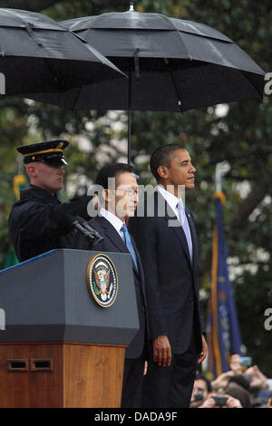 Präsident Lee Myung-Bak (L) der Republik Korea ist herzlich eingeladen, im Weißen Haus von United States President Barack Obama (R) im Rahmen einer Zeremonie von Ankunft, Donnerstag, 13. Oktober 2011 in Washington, DC. Im Laufe des Tages soll Lee eine gemeinsame Pressekonferenz mit Obama und auch eine gemeinsame Sitzung des Kongresses. . Bildnachweis: Alex Wong / Pool über CNP Stockfoto
