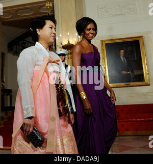 First Lady Michelle Obama geht mit südkoreanischen First Lady Kim Yoon-Ok in der Kreuz-Halle als für ein State Dinner im Weißen Haus in Washington, DC am Donnerstag, 13. Oktober 2011 eintreffen. Der Staatsbesuch kommt nur einen Tag nach verabschiedete der Kongress ein Freihandelsabkommen mit Südkorea. . Bildnachweis: Roger L. Wollenberg / Pool über CNP Stockfoto
