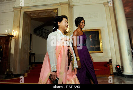 First Lady Michelle Obama geht mit südkoreanischen First Lady Kim Yoon-Ok in der Kreuz-Halle als für ein State Dinner im Weißen Haus in Washington, DC am Donnerstag, 13. Oktober 2011 eintreffen. Der Staatsbesuch kommt nur einen Tag nach verabschiedete der Kongress ein Freihandelsabkommen mit Südkorea. . Bildnachweis: Roger L. Wollenberg / Pool über CNP Stockfoto