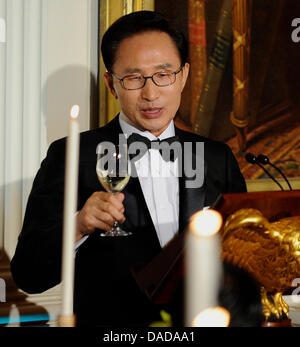 Präsident Lee Myung-Bak von Südkorea Toast US-Präsident Barack Obama bei einem Zustand-Abendessen im East Room des weißen Hauses in Washington, DC auf Donnerstag, 13. Oktober 2011. Der Staatsbesuch kommt nur einen Tag nach verabschiedete der Kongress ein Freihandelsabkommen mit Südkorea. . Bildnachweis: Roger L. Wollenberg / Pool über CNP Stockfoto
