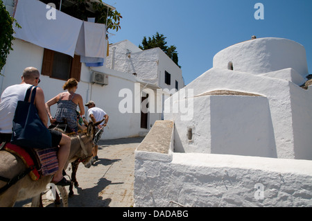 Touristen auf Eseln in Lindos, Insel Rhodos, Griechenland Stockfoto