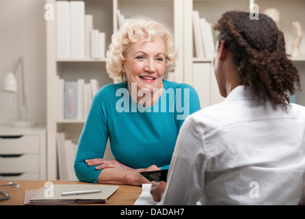 Arzt und Patient im Gespräch Stockfoto