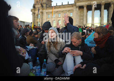 Demonstranten haben Zelte aufgestellt und setzen Sie sich vor dem Bundestag nach Protesten gegen das globale Finanzsystem in Berlin, Deutschland, 15. Oktober 2011. Die Demonstration wurde von den USA inspiriert Protestbewegung "Occupy Wall Street" die Kundgebungen gegen die Politik des Finanzmarktes und der Bankenwelt. Foto: Hannibal Stockfoto