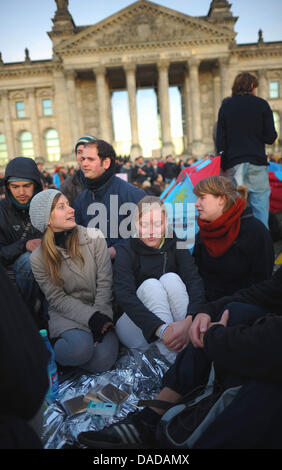 Demonstranten haben Zelte aufgestellt und setzen Sie sich vor dem Bundestag nach Protesten gegen das globale Finanzsystem in Berlin, Deutschland, 15. Oktober 2011. Die Demonstration wurde von den USA inspiriert Protestbewegung "Occupy Wall Street" die Kundgebungen gegen die Politik des Finanzmarktes und der Bankenwelt. Foto: Hannibal Stockfoto