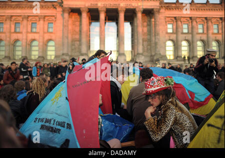 Demonstranten haben Zelte vor dem Bundestag nach Protesten gegen das globale Finanzsystem in Berlin, Deutschland, 15. Oktober 2011 aufgestellt. Die Demonstration wurde von den USA inspiriert Protestbewegung "Occupy Wall Street" die Kundgebungen gegen die Politik des Finanzmarktes und der Bankenwelt. Foto: Hannibal Stockfoto