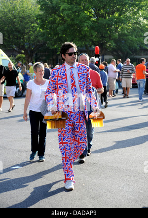 Junge männliche Sportfan tragen Pints Bier im Sussex County Cricket Club in Hove UK gemahlen Stockfoto