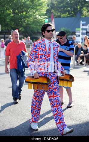 Junge männliche Sport tragen Union Jack Anzug tragen Pints Bier am Sussex County Cricket Club in Hove GROSSBRITANNIEN Stockfoto