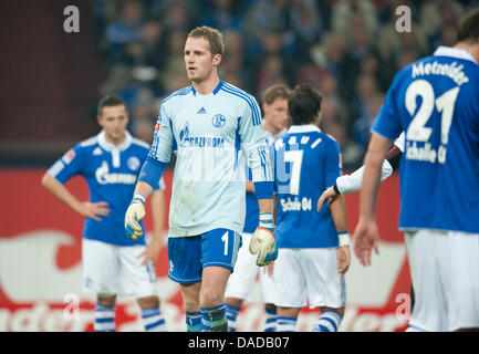 Schalke Torwart Ralf Faehrmann abseits des Platzes geht, nachdem er rote gekrempelt während der Bundesliga-Fußball-Spiel zwischen FC Schalke 04 und 1. FC Kaiserslautern in der Veltins Arena in Gelsenkirchen, Deutschland, 15. Oktober 2011. Foto: Bernd Thissen Stockfoto