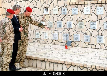 Bundespräsident Christian Wulff besucht den Hain der Ehre für gefallene Soldaten in Masar-i-Sharif, Afghanistan, 16. Oktober 2011. Er wird begleitet vom Generalinspekteur der Bundeswehr Volker Wieker (L) und ISAF-Kommandeur regionale Markus Kneip (R). Das deutsche Staatsoberhaupt ist cureently in Afghanistan zu einem Staatsbesuch. Foto: WOLFGANG KUMM Stockfoto