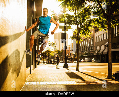 Junger Mann Praktizierenden parkour Stockfoto