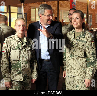 Bundespräsident Christian Wulff im Gespräch mit deutschen Soldaten während ein Barbecue in Masar-i-mit, Afghanistan, 16. Oktober 2011. Das deutsche Staatsoberhaupt ist derzeit in Afghanistan zu einem Staatsbesuch. Foto: WOLFGANG KUMM Stockfoto