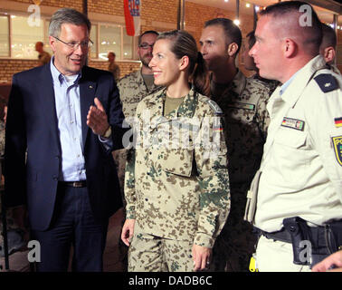 Bundespräsident Christian Wulff im Gespräch mit deutschen Soldaten während ein Barbecue in Masar-i-mit, Afghanistan, 16. Oktober 2011. Das deutsche Staatsoberhaupt ist derzeit in Afghanistan zu einem Staatsbesuch. Foto: WOLFGANG KUMM Stockfoto