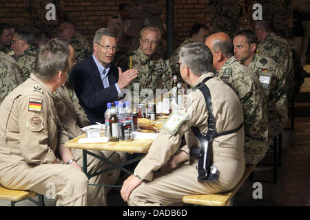 Bundespräsident Christian Wulff im Gespräch mit deutschen Soldaten während ein Barbecue in Masar-i-mit, Afghanistan, 16. Oktober 2011. Das deutsche Staatsoberhaupt ist derzeit in Afghanistan zu einem Staatsbesuch. Foto: WOLFGANG KUMM Stockfoto