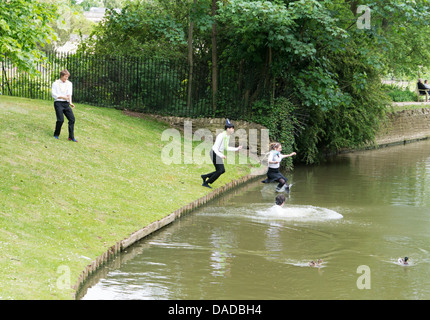 Oxford University Studenten feiern Abschluss der Abschlussprüfungen durch einen Sprung in den Fluss Stockfoto