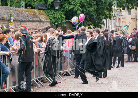 Oxford University Studenten feiern Abschluss der Abschlussprüfungen, England, Großbritannien Stockfoto