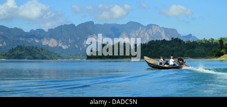 Longtail-Boot auf Chiao Lan Stausee, Thailand, Khao Sok Nationalpark Stockfoto