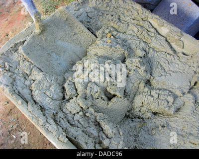 Zement in einer Schubkarre einsatzbereit Stockfoto