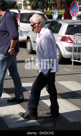 Französische Schauspieler Jean-Paul Belmondo Stolling in Cannes, Frankreich, 12. Oktober 2011. Foto: Thomas Blazina Stockfoto