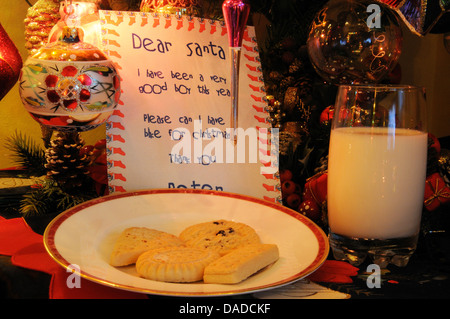 Sehr geehrte Santa Brief mit Milch und Kekse unter Weihnachtsbaum. Stockfoto