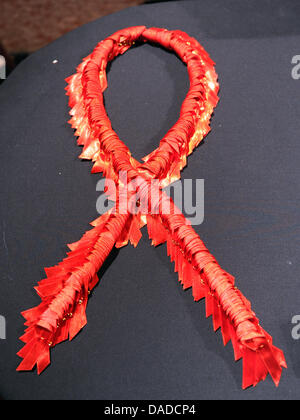 Eine AIDS-Schleife gemacht von vielen kleinen AIDS-Schleife-Knöpfe wird während der Gala "Künstler gegen Aids" im Theater Theater des Westens in Berlin, Deutschland, 18. Oktober 2011 gesehen. Foto: Jens Kalaene Stockfoto