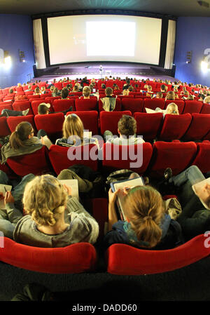 Studenten der Universität Duisburg/Essen Halt Im Großen Saal des Essener Multiplex-Kinos Eine Vorlesungen (Foto Vom 17.10.2011). Universität ist Zum Semesterstart sterben so Proppenvoll, Dass Sie Für 20 Architekturstudium in der Woche in Deutschlands Größtes Multiplex-Kino Ausweicht.   Foto: Roland Weihrauch Dpa/Lnw Zu KORR: "Studenten Gehen Gern ins Kino." Stockfoto